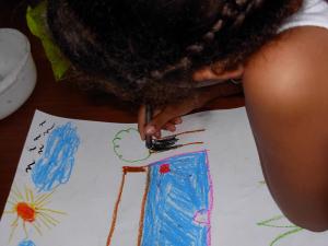 Participante del taller dibujando.
